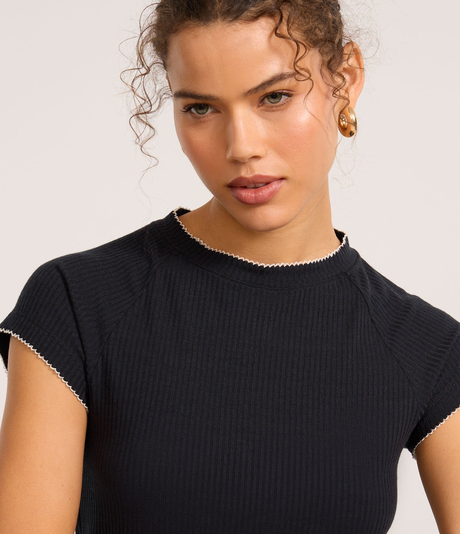 Blusa em Ribana com Friso Contrastante na Gola Preto 3