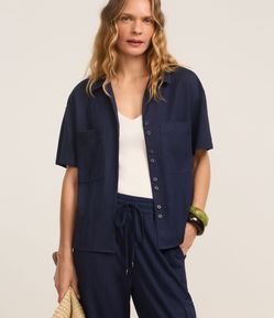 Camisa Texturizada em Orly com Bolsos e Botões