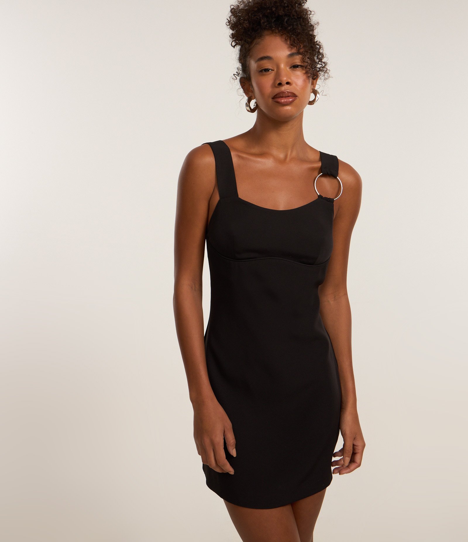 Vestido Curto Ajustado Alfaiataria com Argola na Alça Preto 1