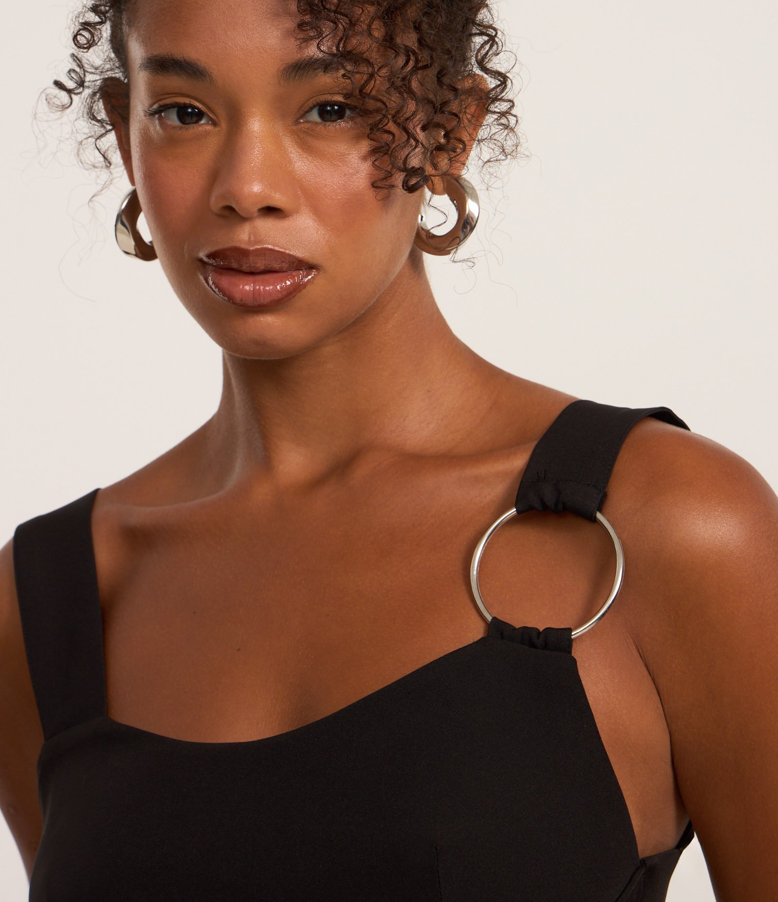 Vestido Curto Ajustado Alfaiataria com Argola na Alça Preto 3