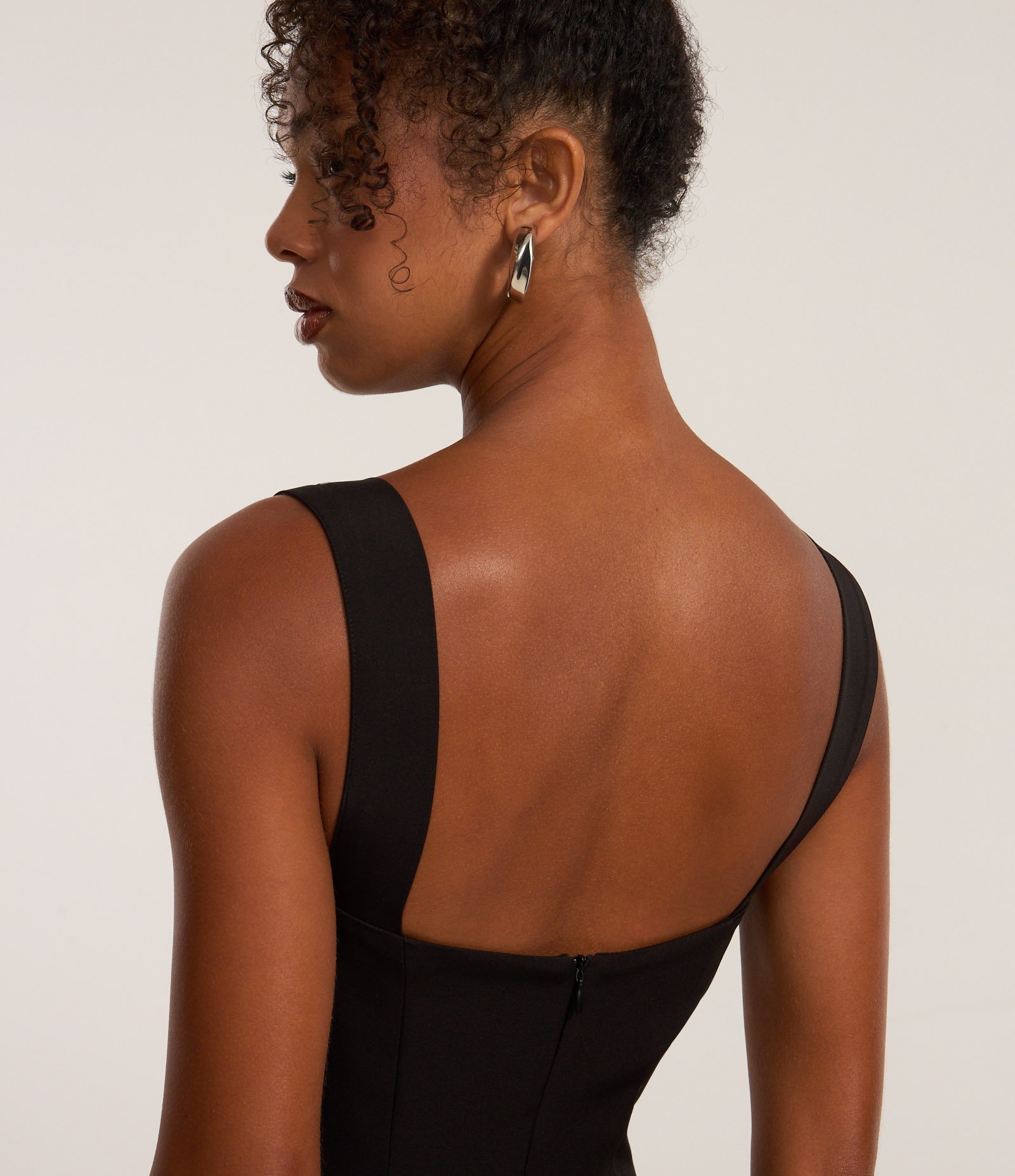 Vestido Curto Ajustado Alfaiataria com Argola na Alça Preto 4