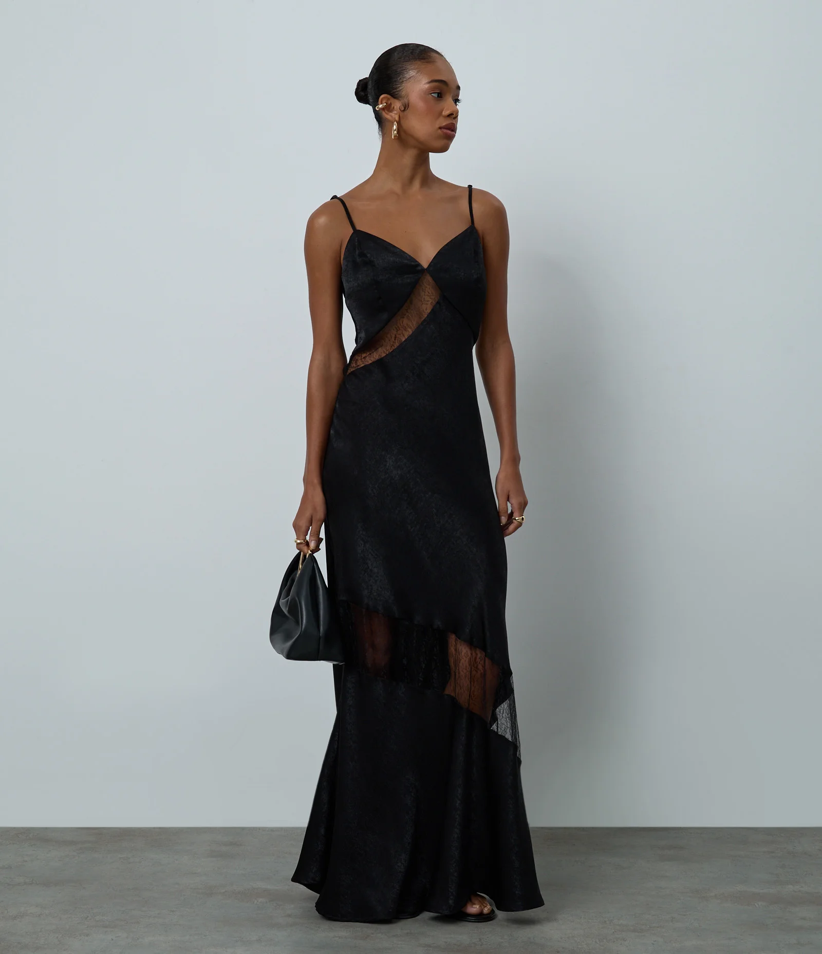 Vestido Evasê Longo em Cetim com Detalhes de Renda e Textura Preto 1