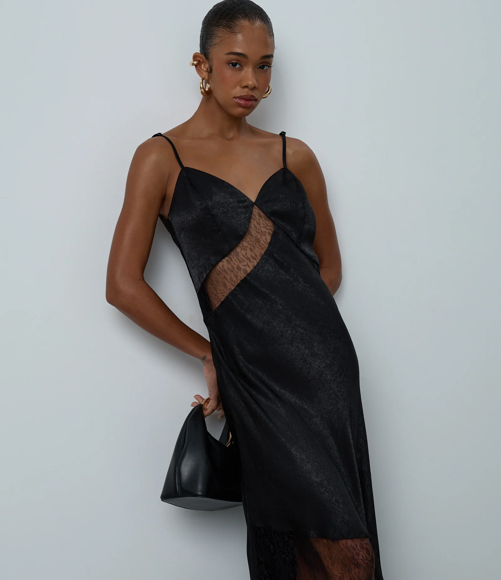 Vestido Evasê Longo em Cetim com Detalhes de Renda e Textura Preto 2