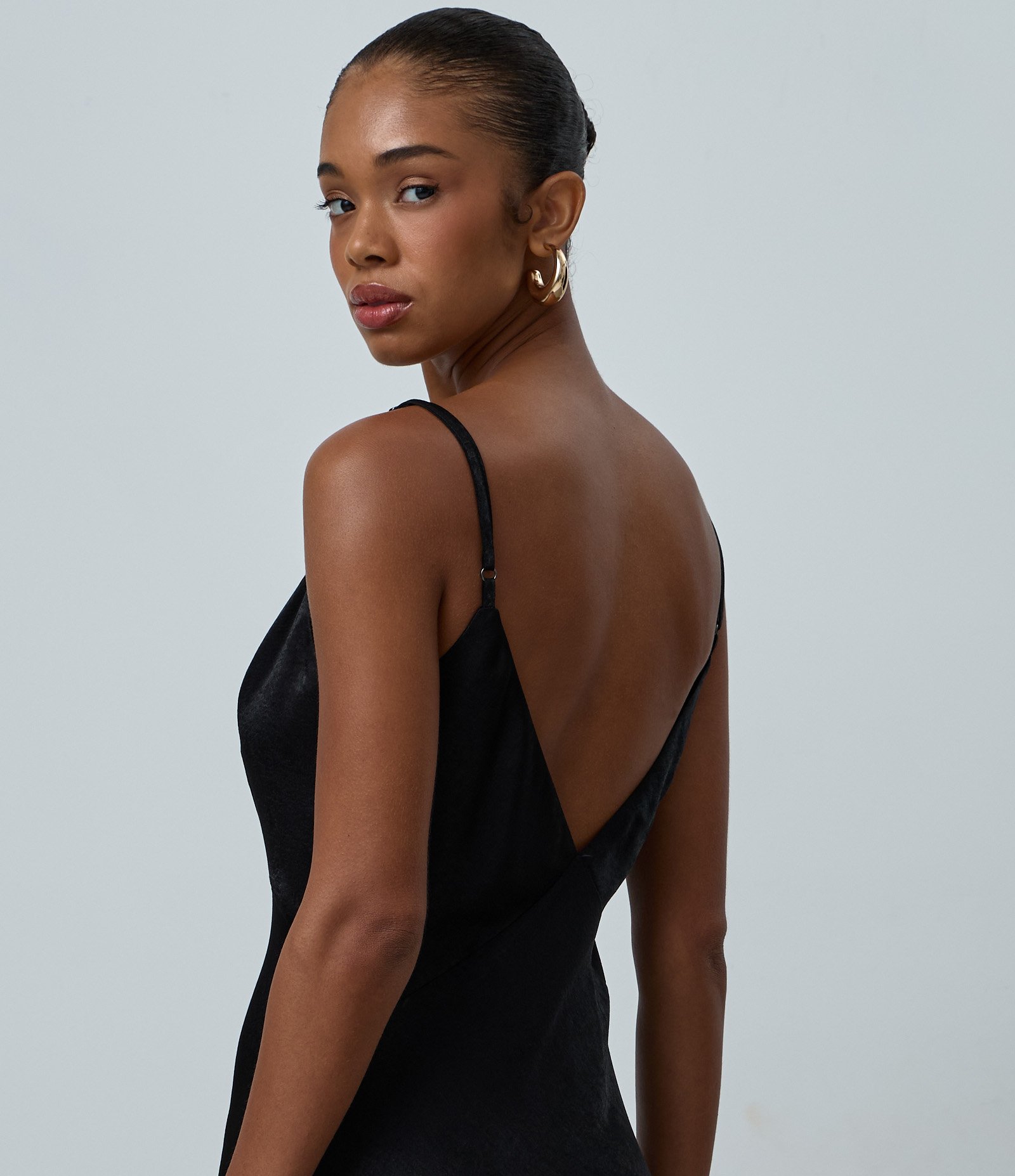 Vestido Evasê Longo em Cetim com Detalhes de Renda e Textura Preto 3