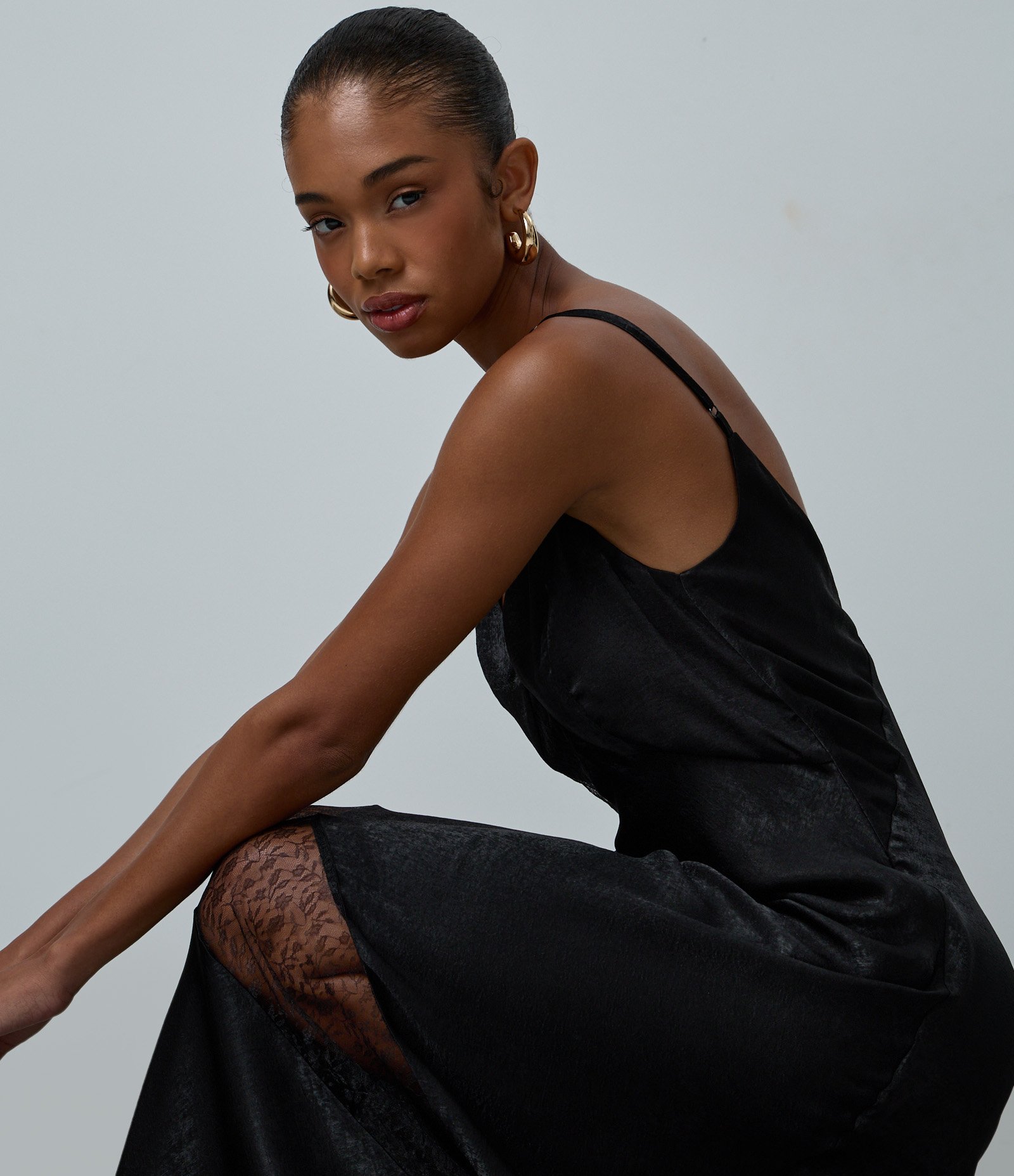 Vestido Evasê Longo em Cetim com Detalhes de Renda e Textura Preto 4