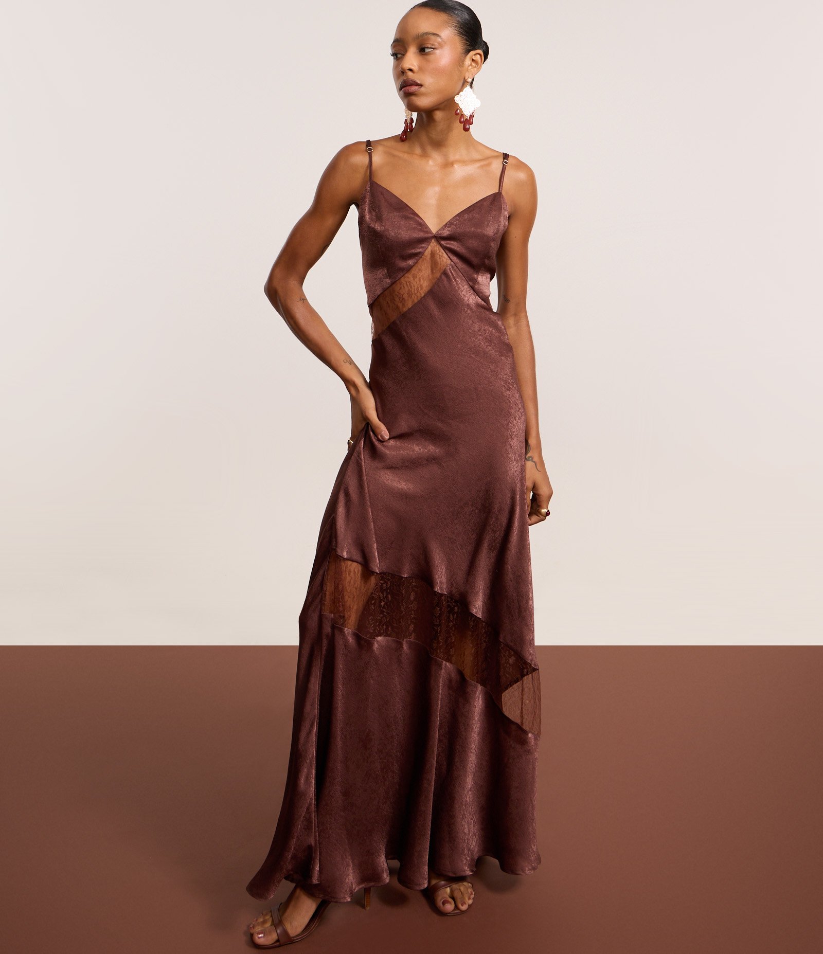 Vestido Evasê Longo em Cetim com Detalhes de Renda e Textura Marrom 5