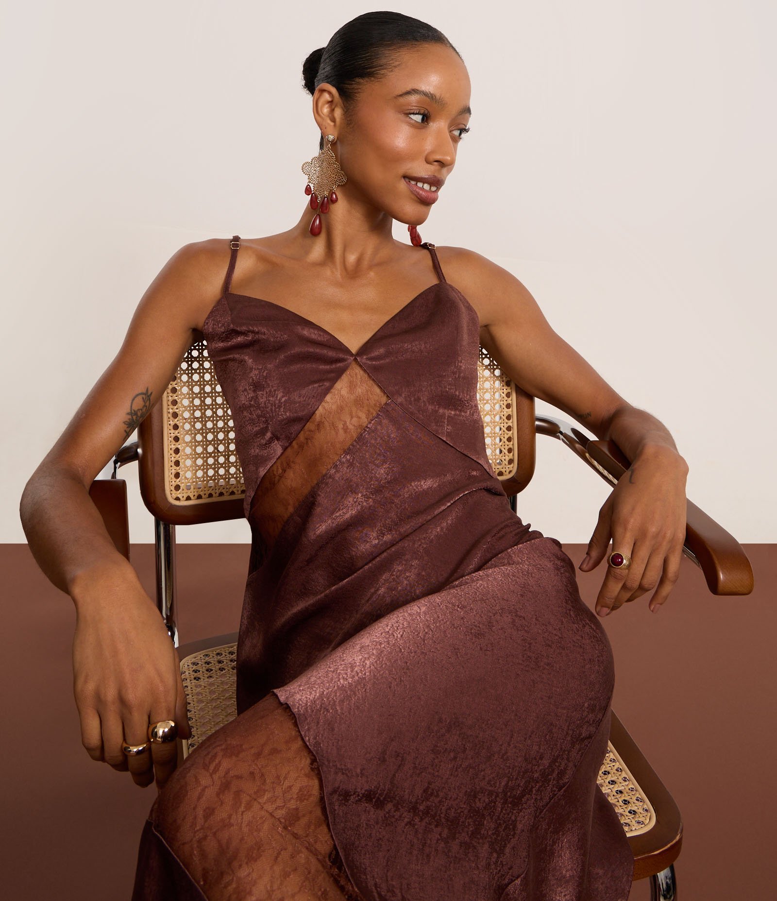 Vestido Evasê Longo em Cetim com Detalhes de Renda e Textura Marrom 6