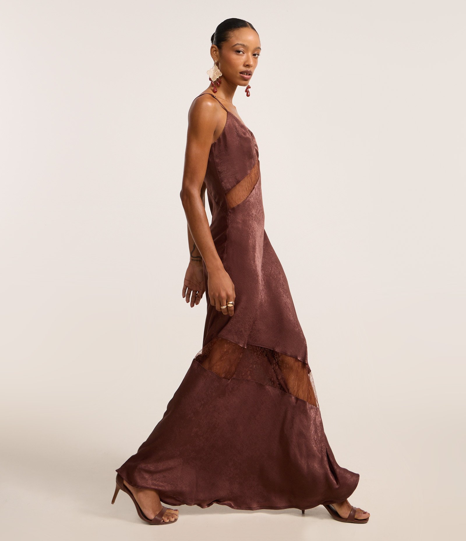 Vestido Evasê Longo em Cetim com Detalhes de Renda e Textura Marrom 1