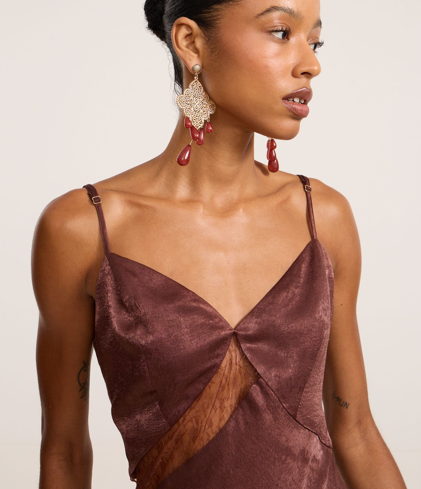 Vestido Evasê Longo em Cetim com Detalhes de Renda e Textura Marrom 3