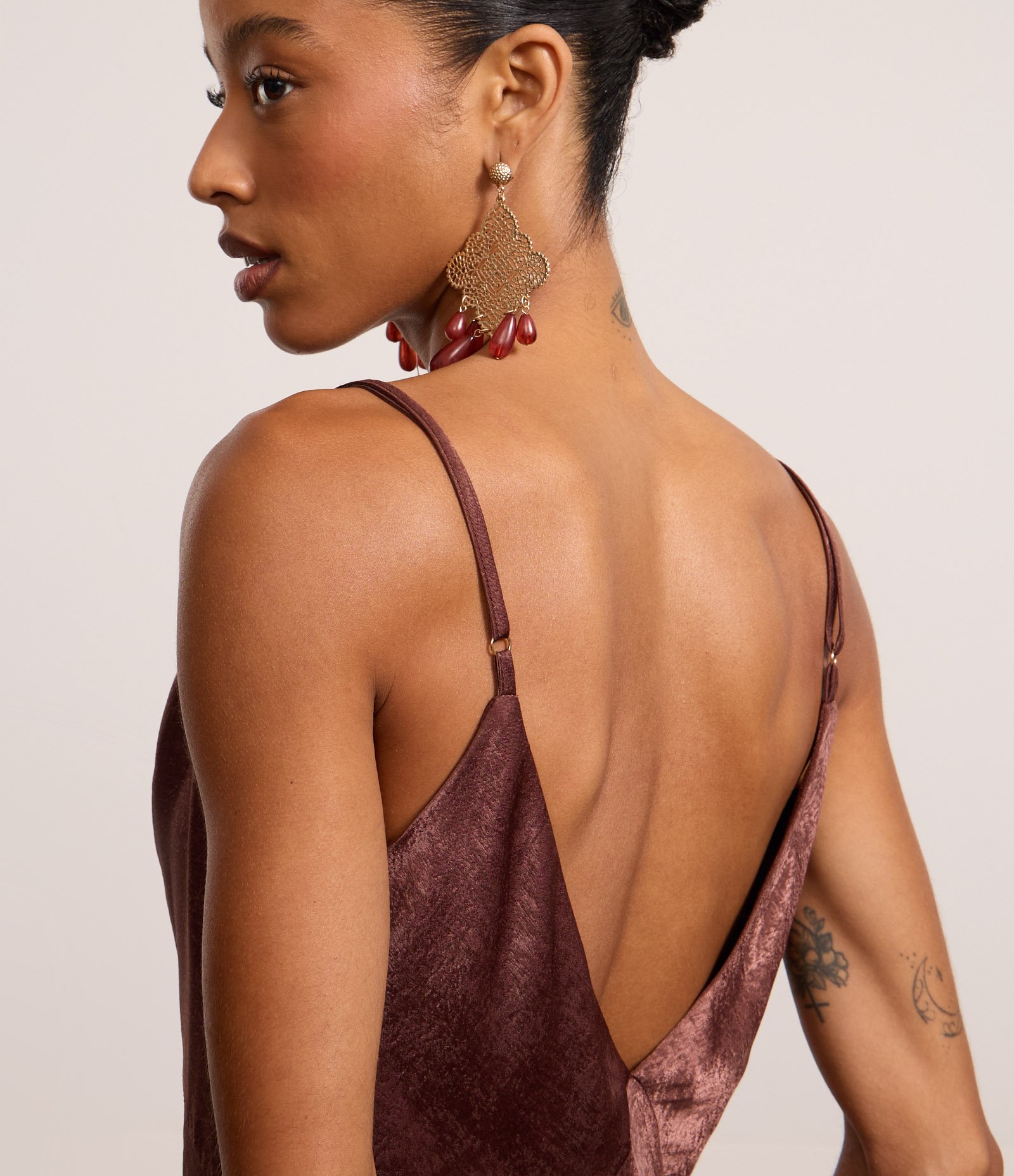 Vestido Evasê Longo em Cetim com Detalhes de Renda e Textura Marrom 4