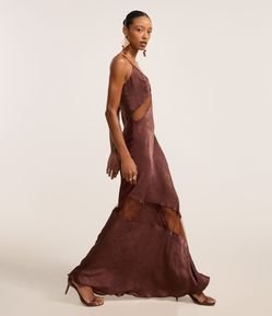 Vestido Evasê Longo em Cetim com Detalhes de Renda e Textura