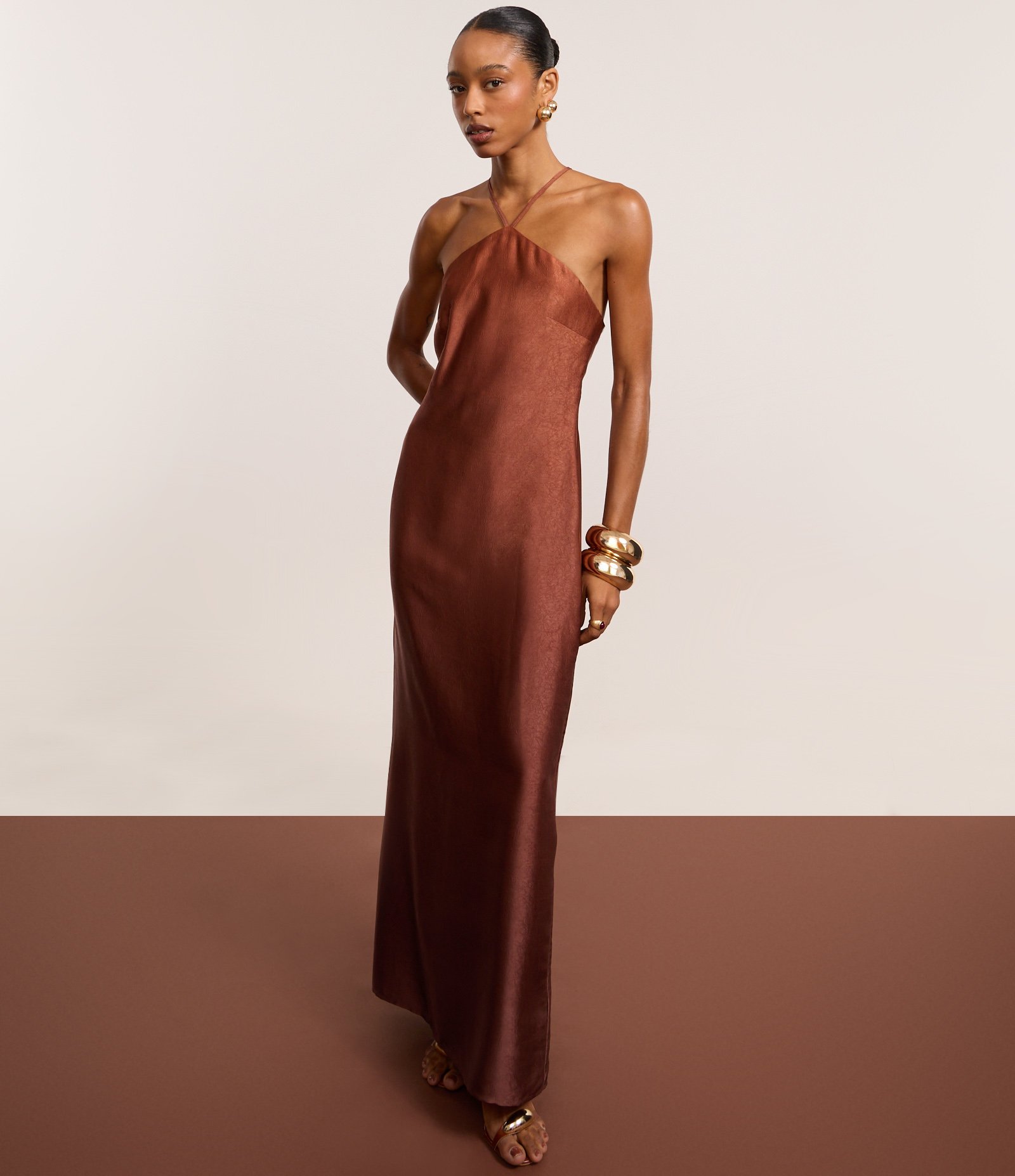 Vestido New Midi Acetinado com Gola Halter e Decote nas Costas Marrom 4