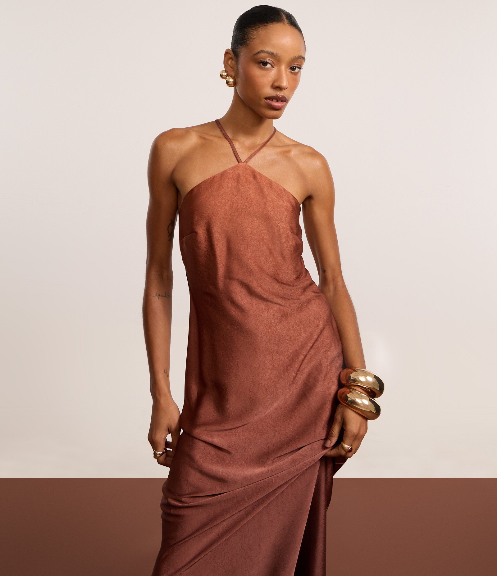 Vestido New Midi Acetinado com Gola Halter e Decote nas Costas Marrom 5