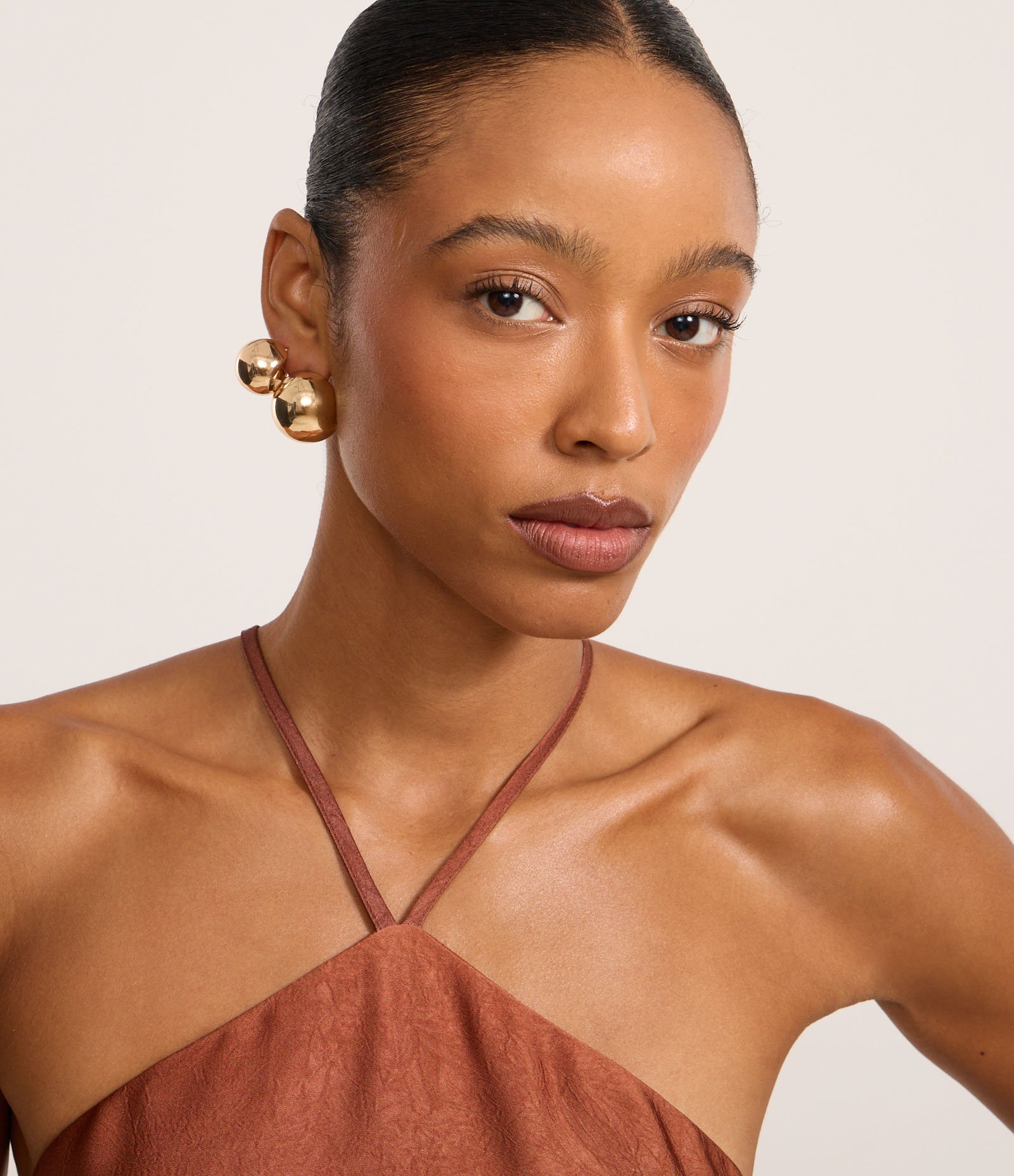 Vestido New Midi Acetinado com Gola Halter e Decote nas Costas Marrom 2