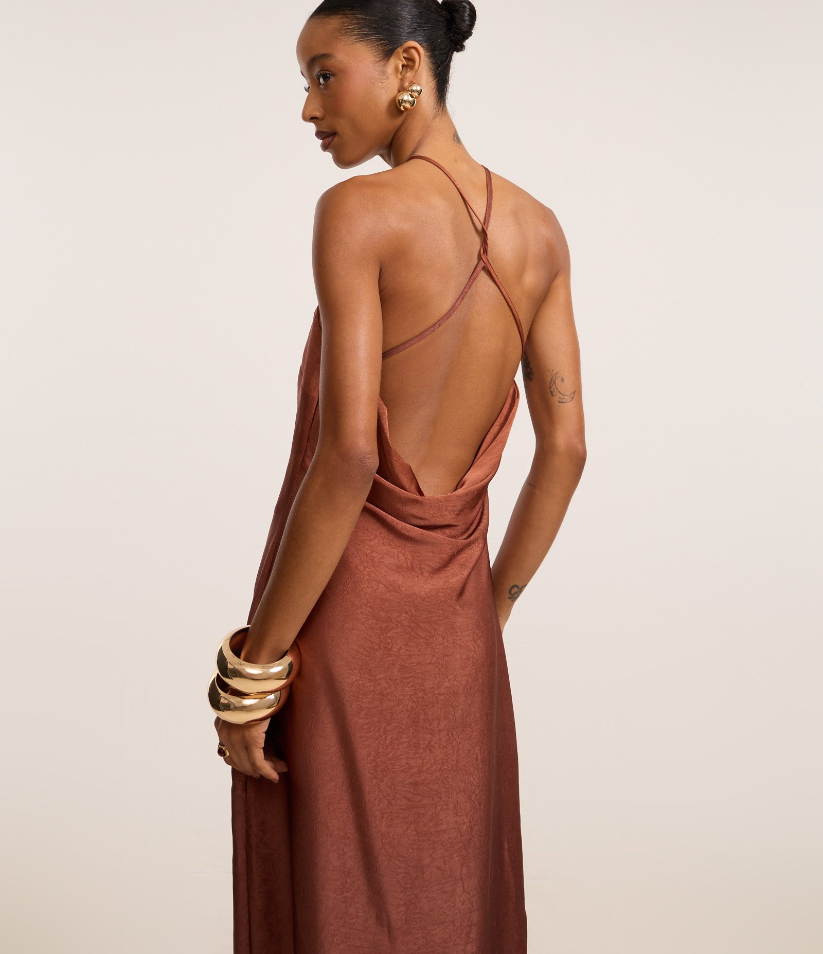 Vestido New Midi Acetinado com Gola Halter e Decote nas Costas Marrom 3