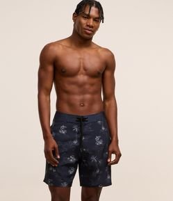 Bermuda em Microfibra com Estampa Praiana e Tubarões