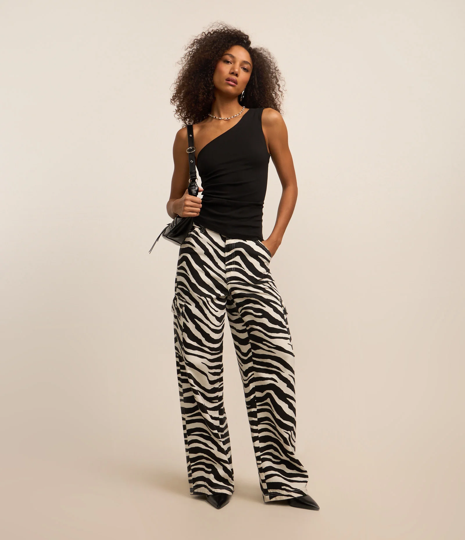 Calça Wide em Sarja com Estampa Animal Print de Zebra e Bolso Cargo Preto/Branco 1
