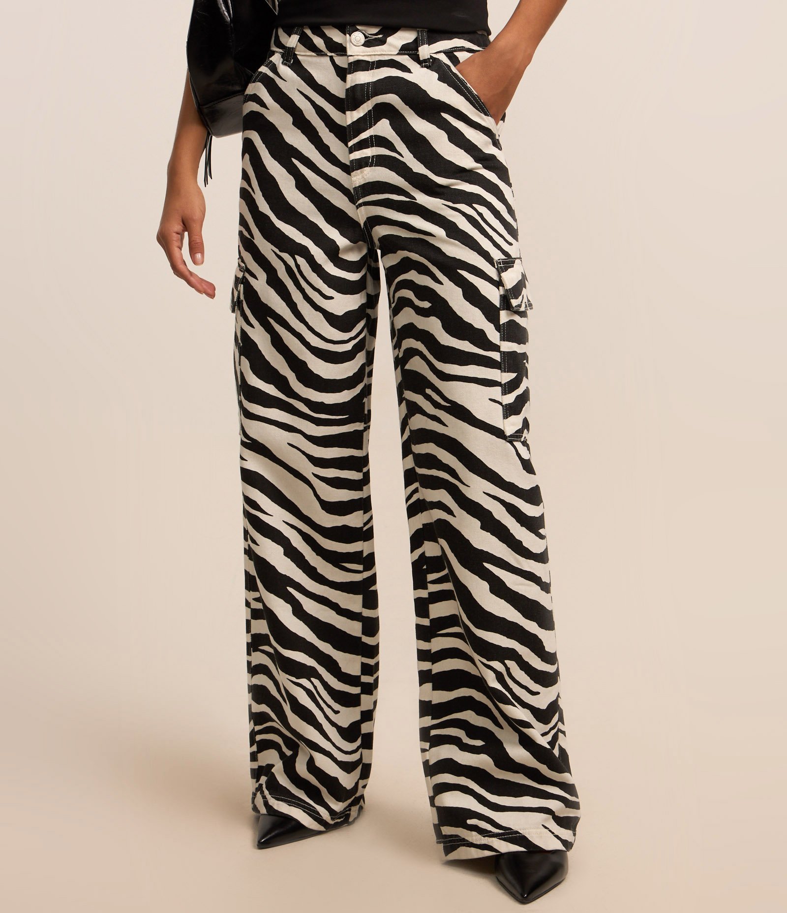 Calça Wide em Sarja com Estampa Animal Print de Zebra e Bolso Cargo Preto/Branco 3