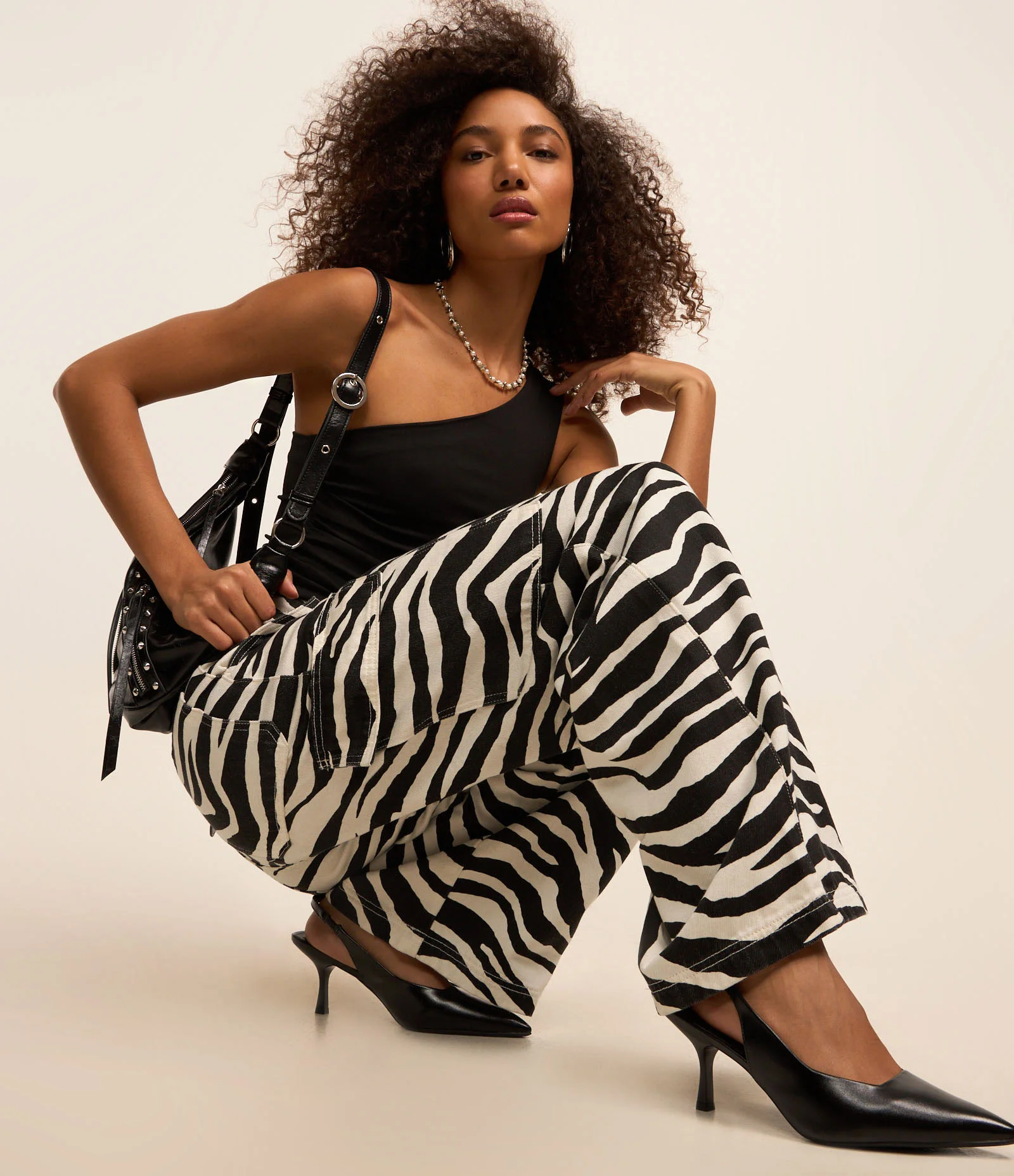 Calça Wide em Sarja com Estampa Animal Print de Zebra e Bolso Cargo Preto/Branco 5