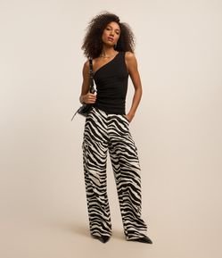 Calça Wide em Sarja com Estampa Animal Print de Zebra e Bolso Cargo