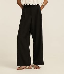 Calça Wide Leg Alfaiatada com Cós Duplo e Detalhe de Rebite