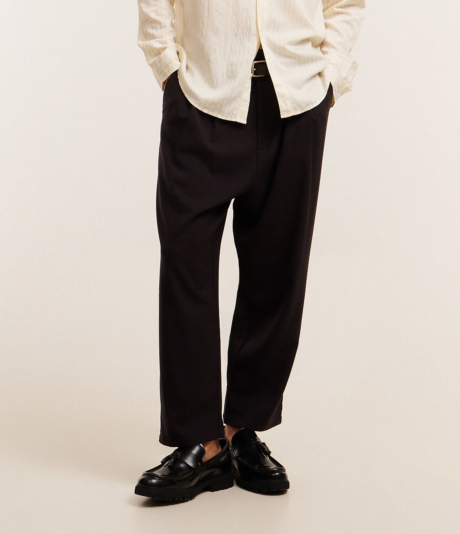 Calça Wide em Viscose Alfaiatada com Pregas Preto 2