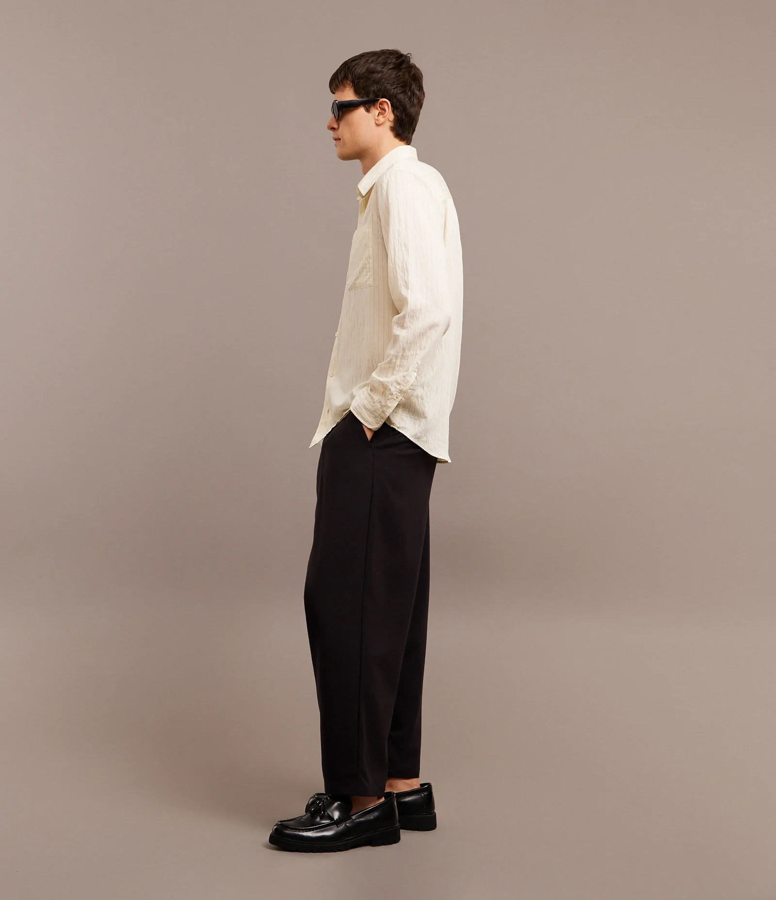 Calça Wide em Viscose Alfaiatada com Pregas Preto 3