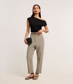 Calça Cenoura Alfaiatada com Cinto Fivela