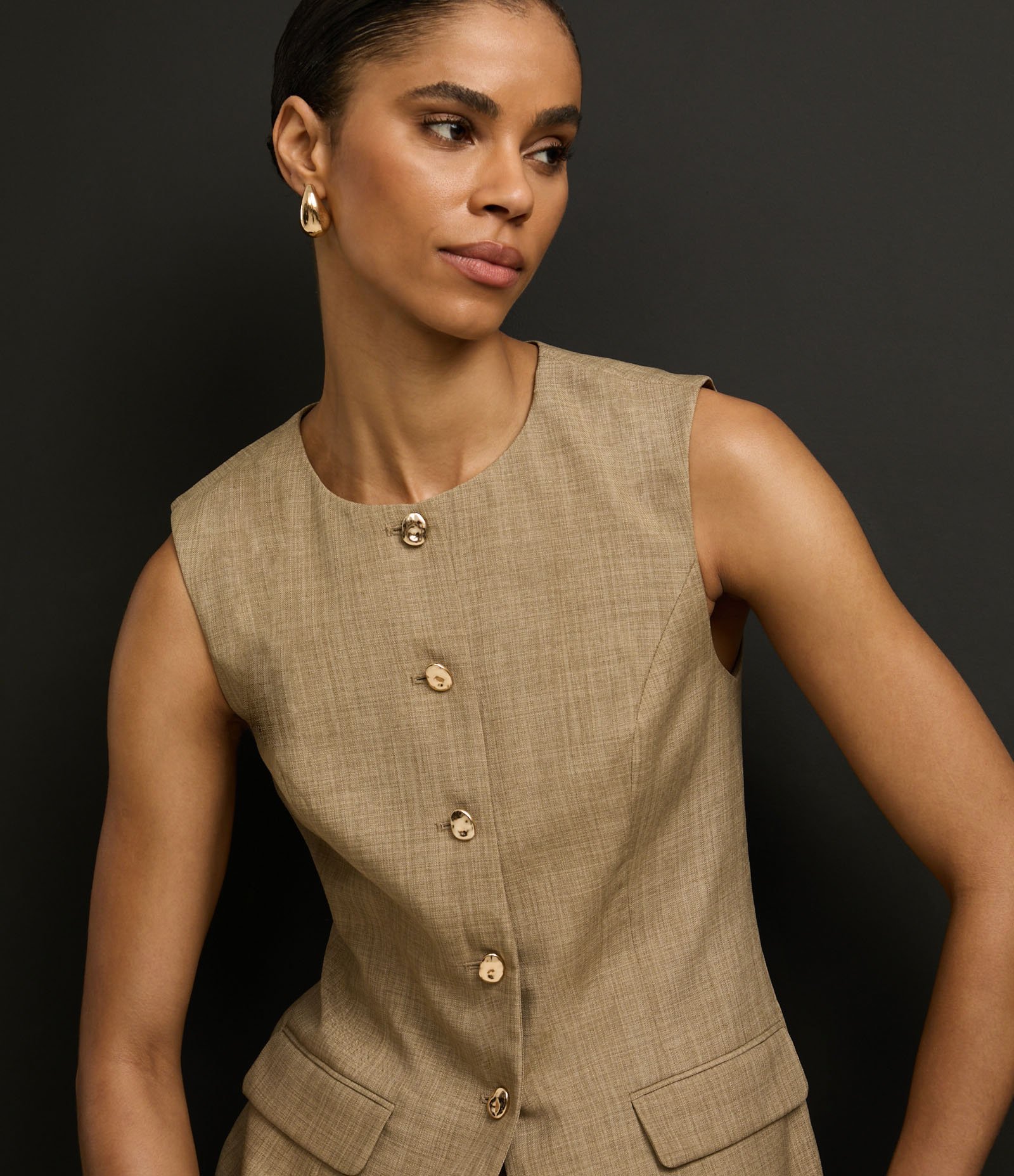 Short Saia Alfaiataria com Pregas Frontais Marrom 7