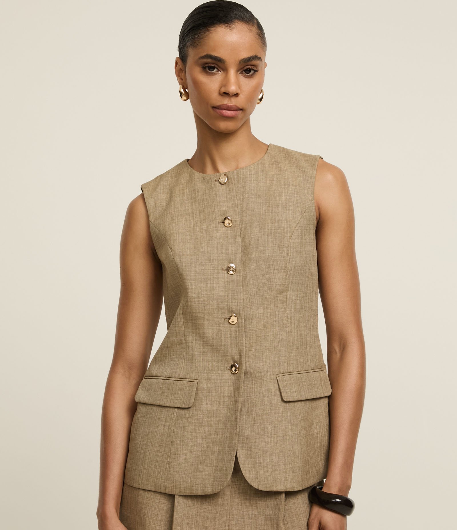 Short Saia Alfaiataria com Pregas Frontais Marrom 1