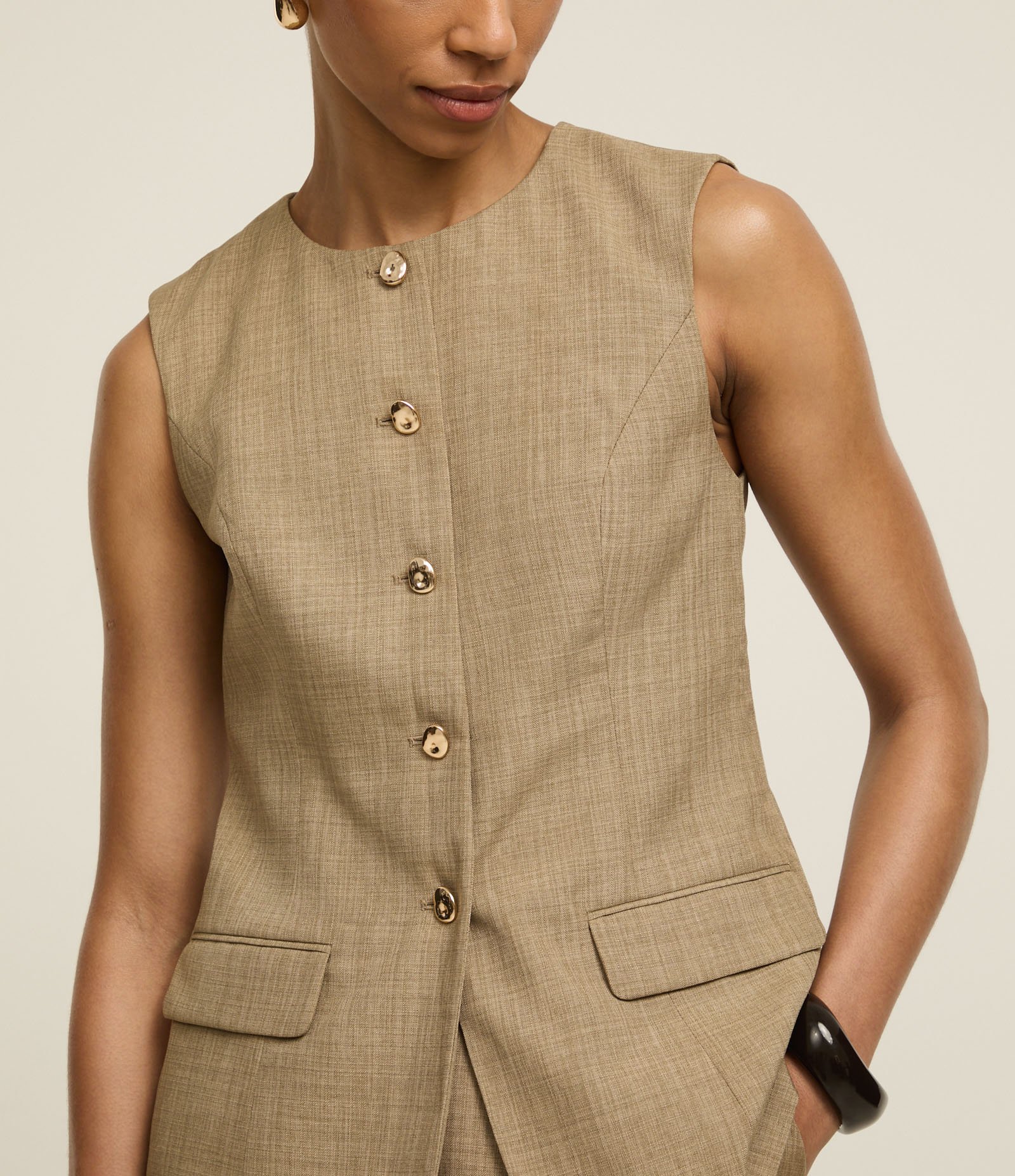 Short Saia Alfaiataria com Pregas Frontais Marrom 3