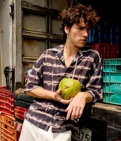 Camisa Boxy em Chiffon com Estampa Tie Dye e Textura Bowling