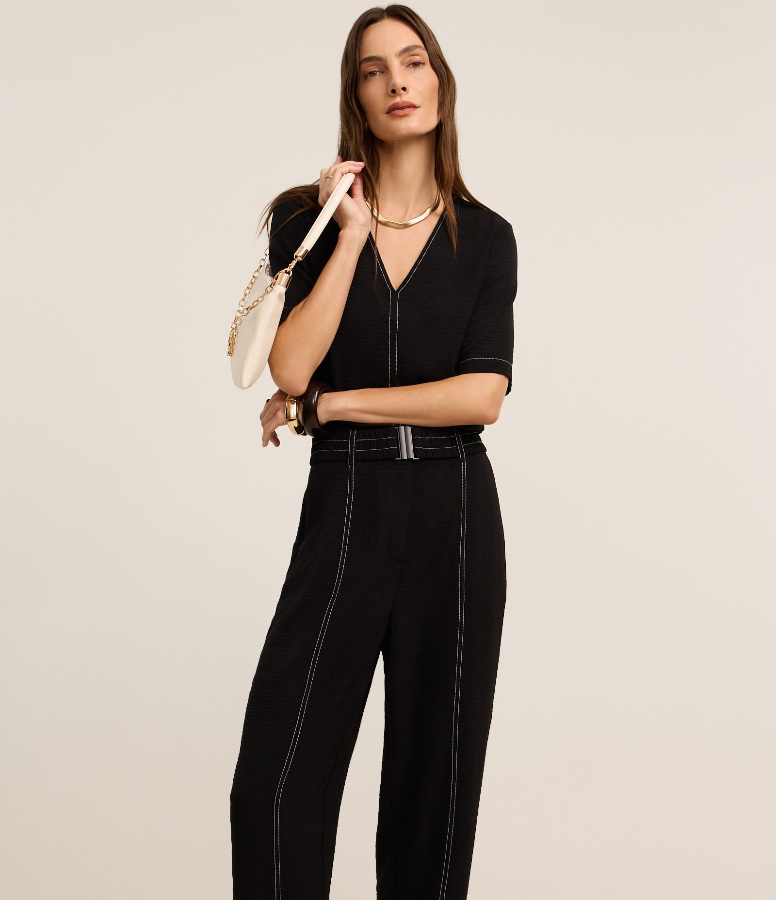 Calça Cenoura em Crepe Airflow com Costuras Contrastantes e Cinto Preto 2