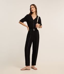 Calça Cenoura em Crepe Airflow com Costuras Contrastantes e Cinto