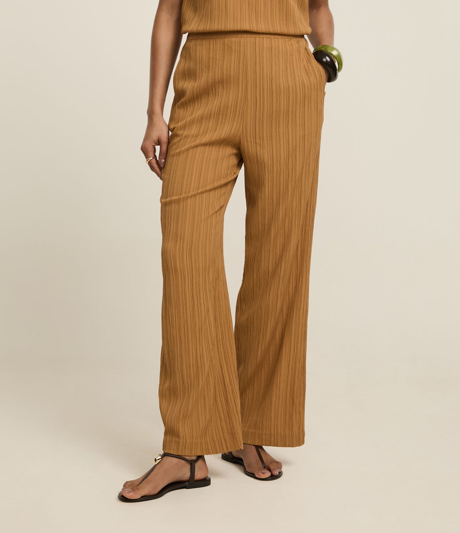 Calça Reta Cintura Alta em Viscose com Elástico no Cós Caramelo 3