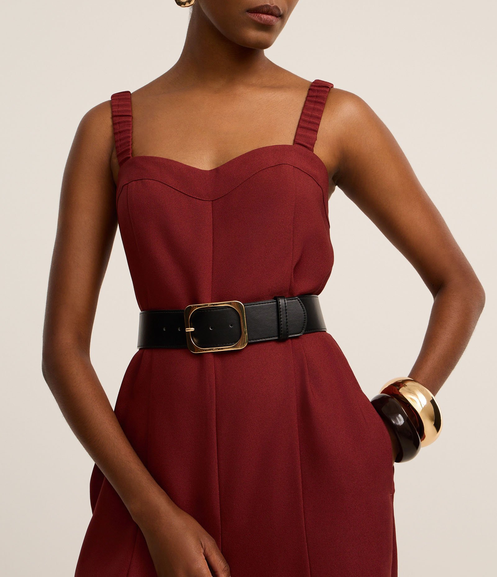 Macacão Reto em Crepe com Decote Coração e Pregas Marrom 3