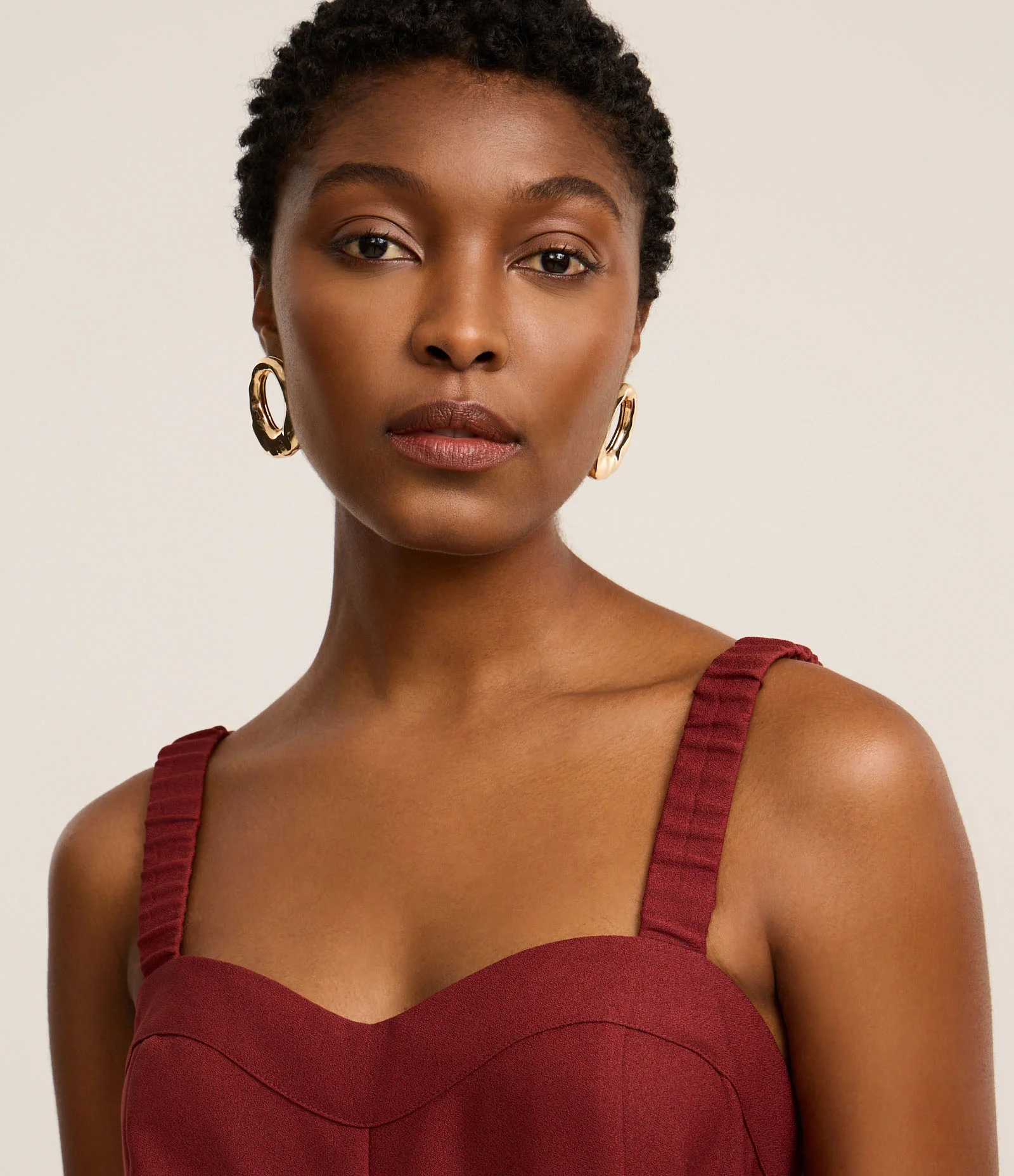 Macacão Reto em Crepe com Decote Coração e Pregas Marrom 4