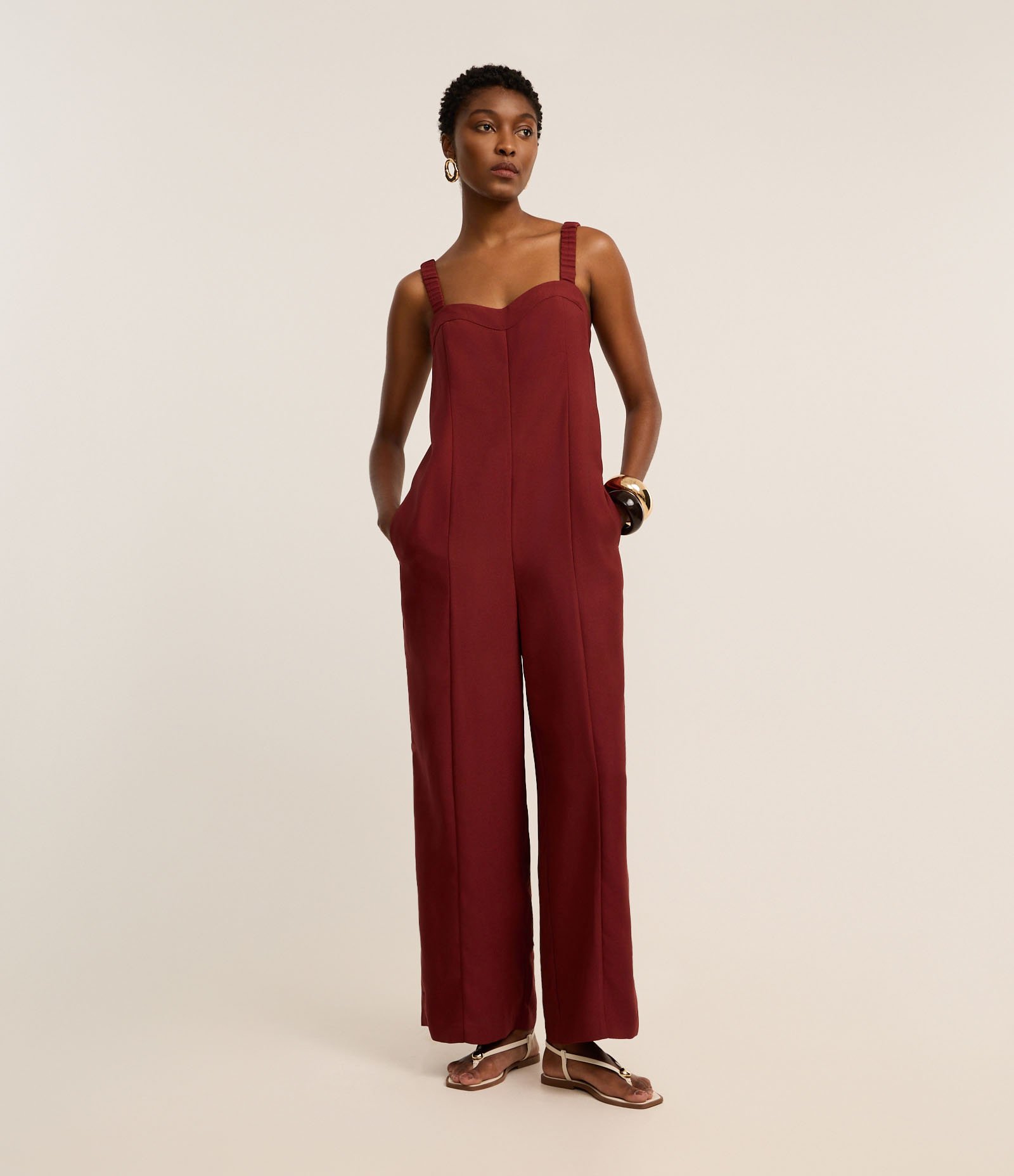 Macacão Reto em Crepe com Decote Coração e Pregas Marrom 5