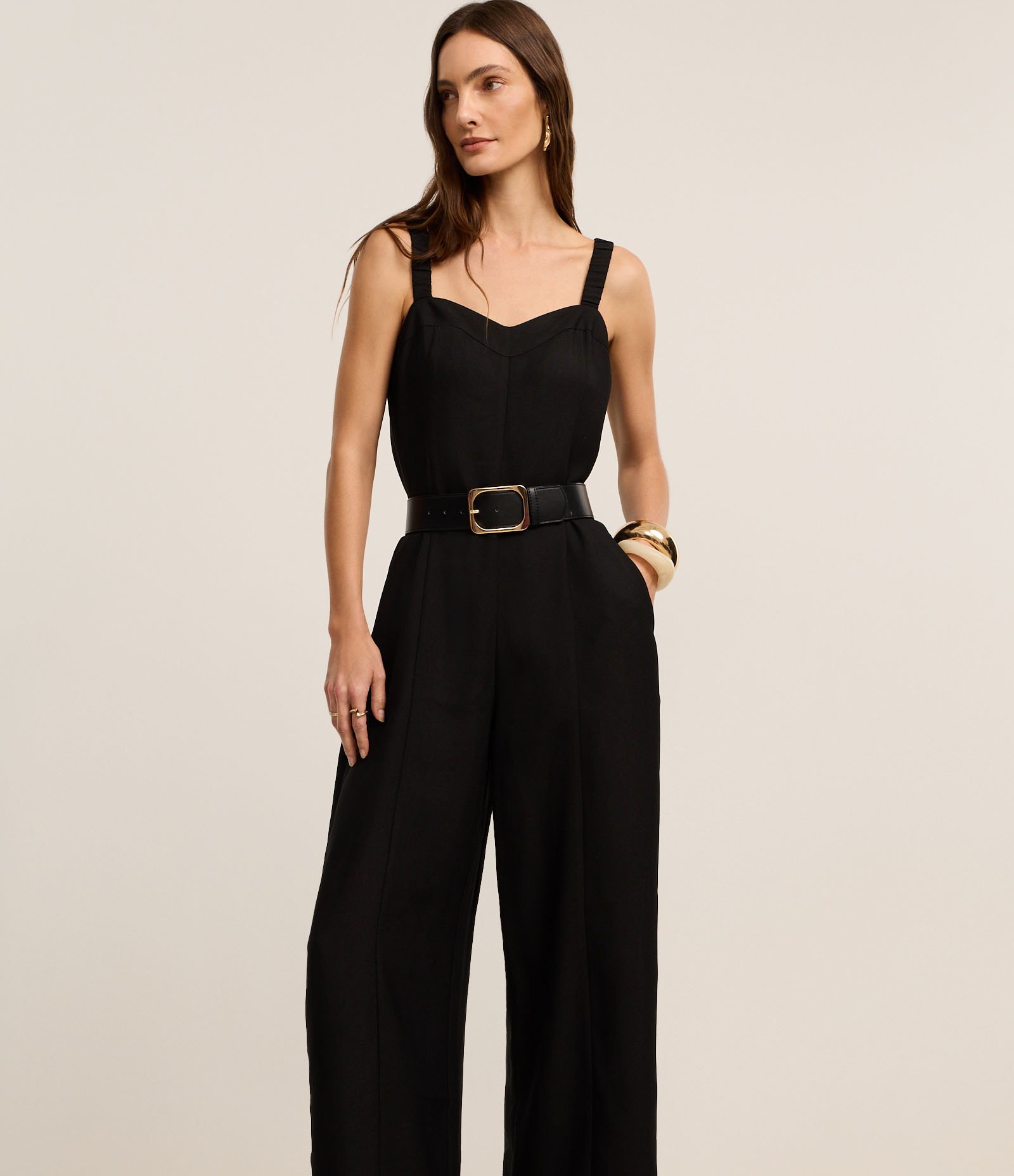 Macacão Reto em Crepe com Decote Coração e Pregas Preto 2