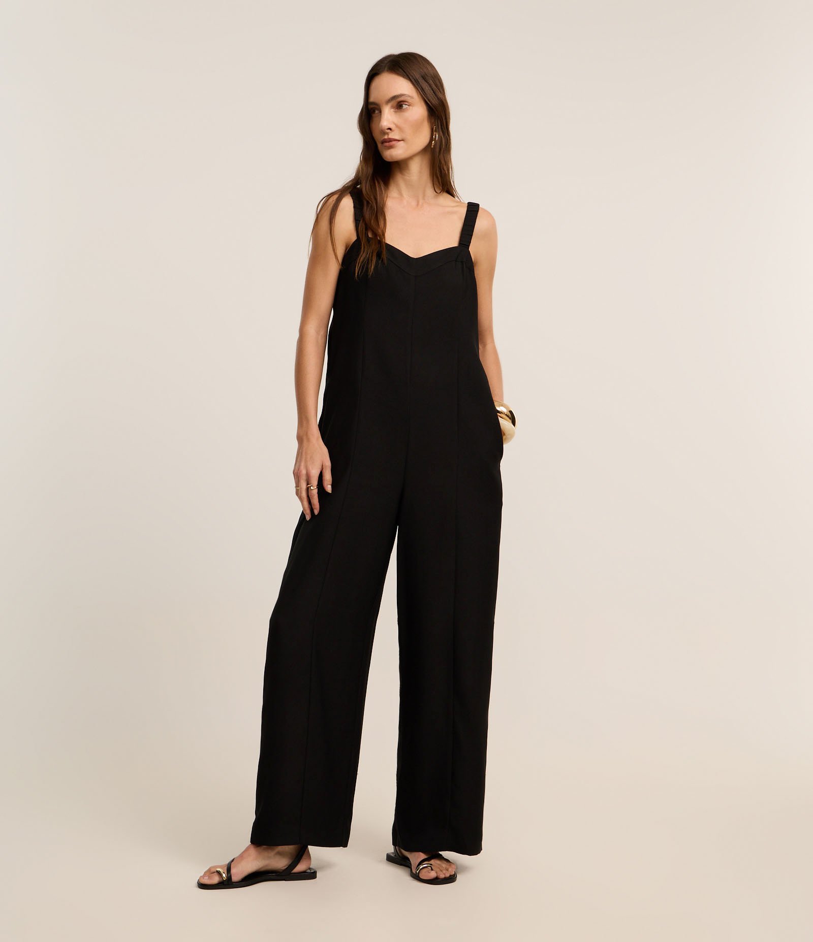 Macacão Reto em Crepe com Decote Coração e Pregas Preto 6