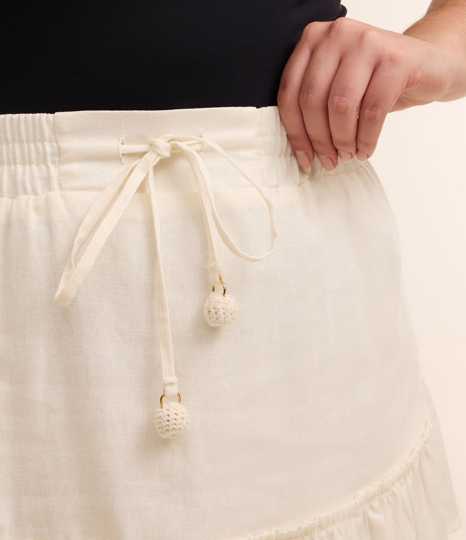 Saia Curta em Linho e Viscose com Amarração no Cós Curve & Plus Size Branco 4