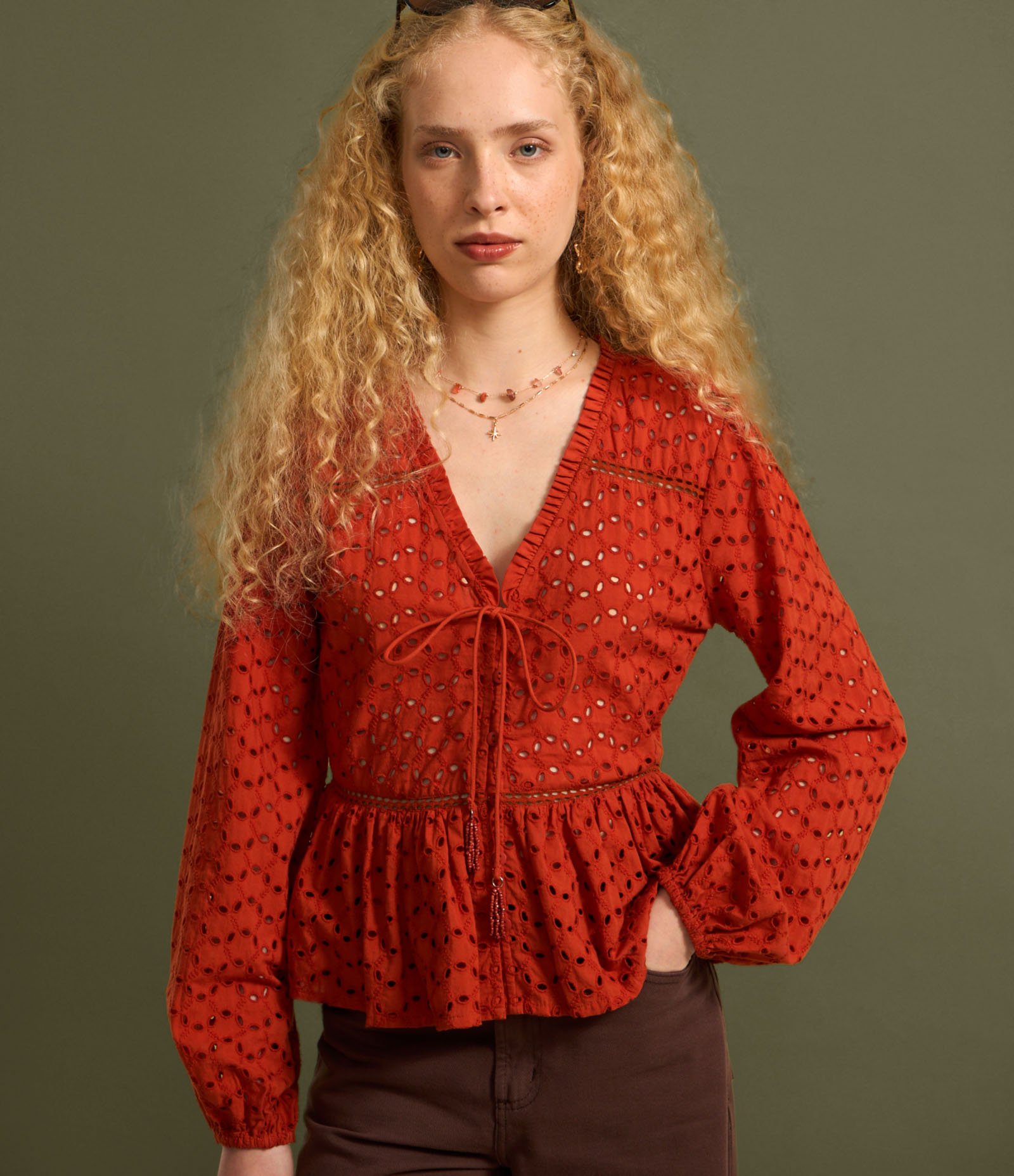 Blusa Bata em Laise com Amarração e Babados Terracota 6