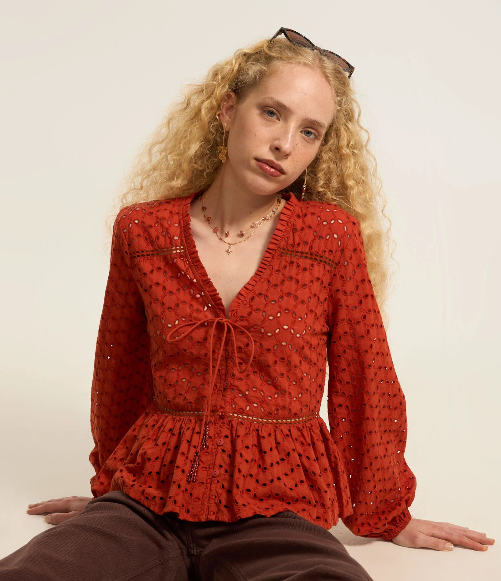 Blusa Bata em Laise com Amarração e Babados Terracota 1