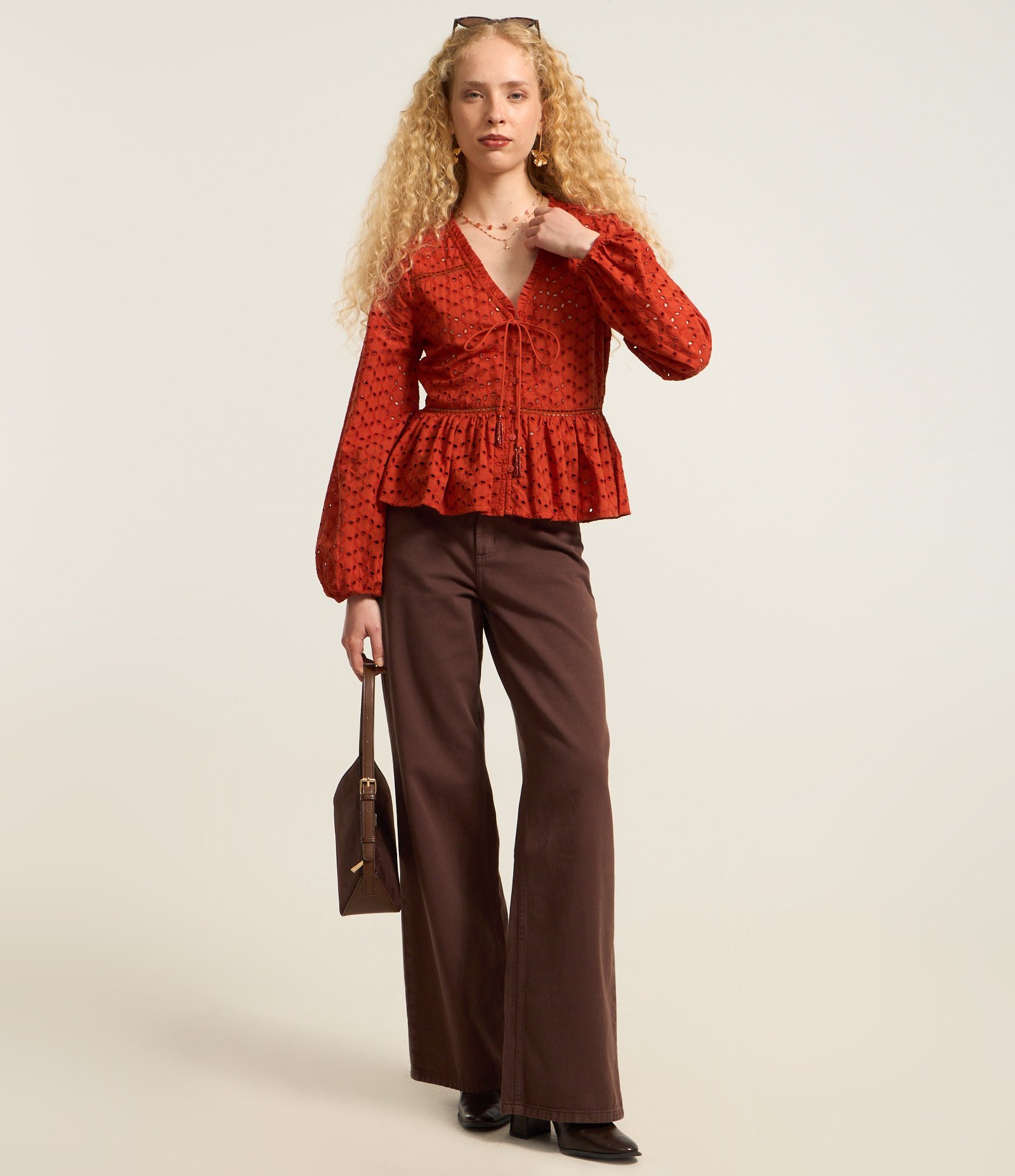 Blusa Bata em Laise com Amarração e Babados Terracota 2