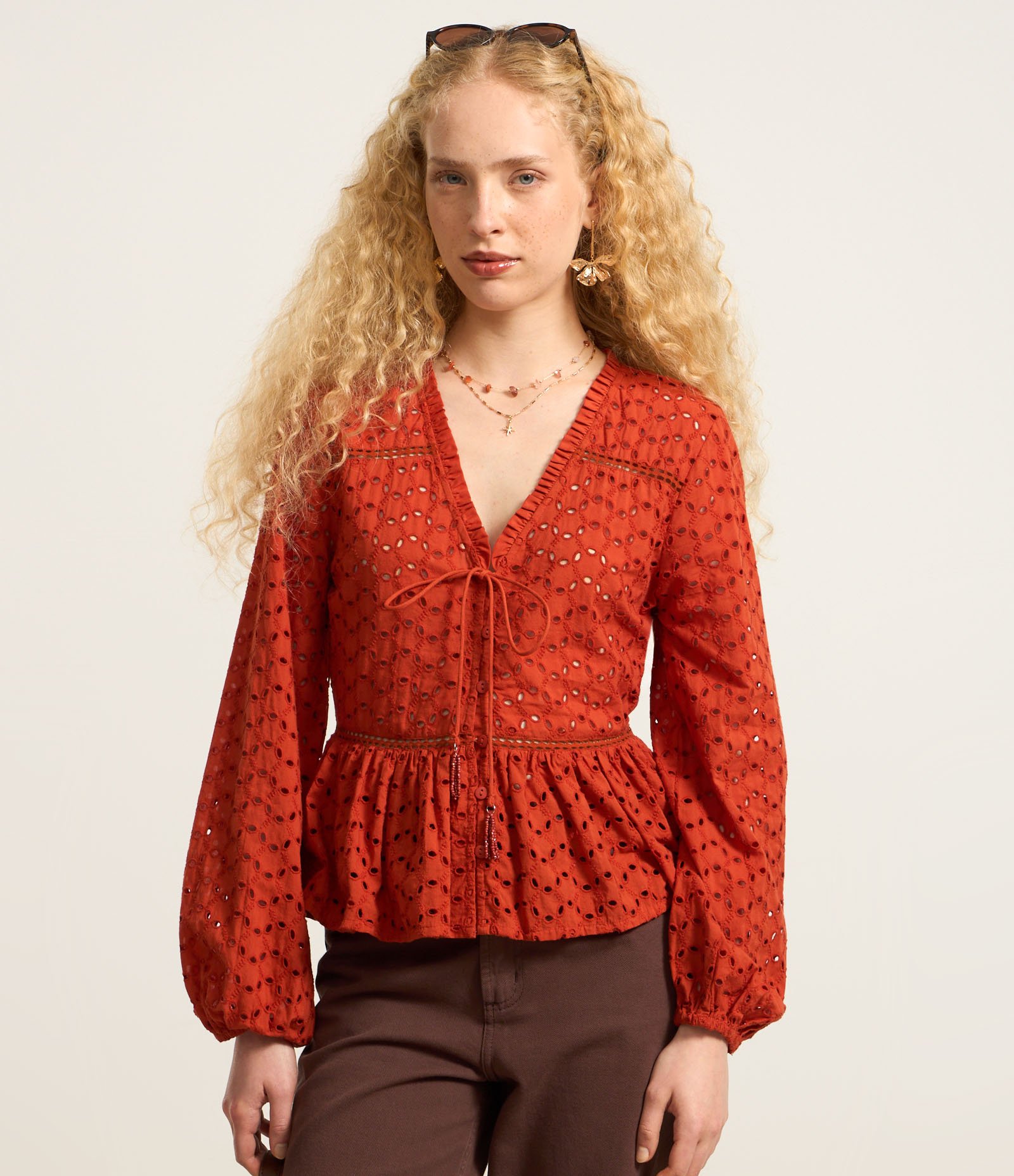 Blusa Bata em Laise com Amarração e Babados Terracota 3