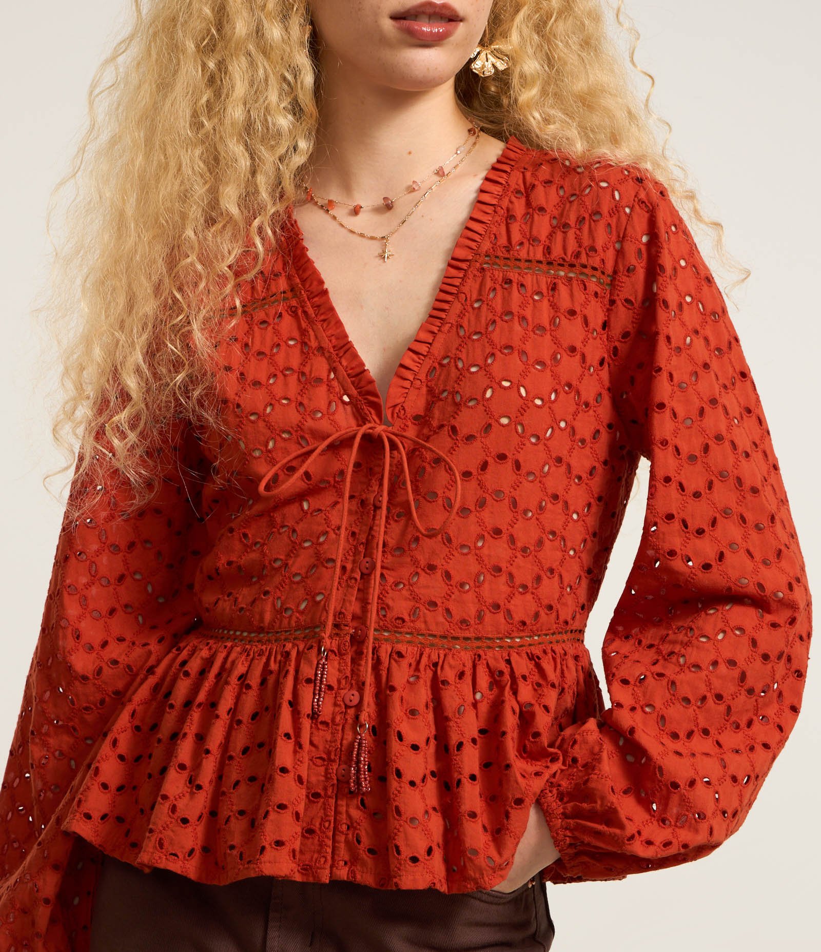 Blusa Bata em Laise com Amarração e Babados Terracota 4