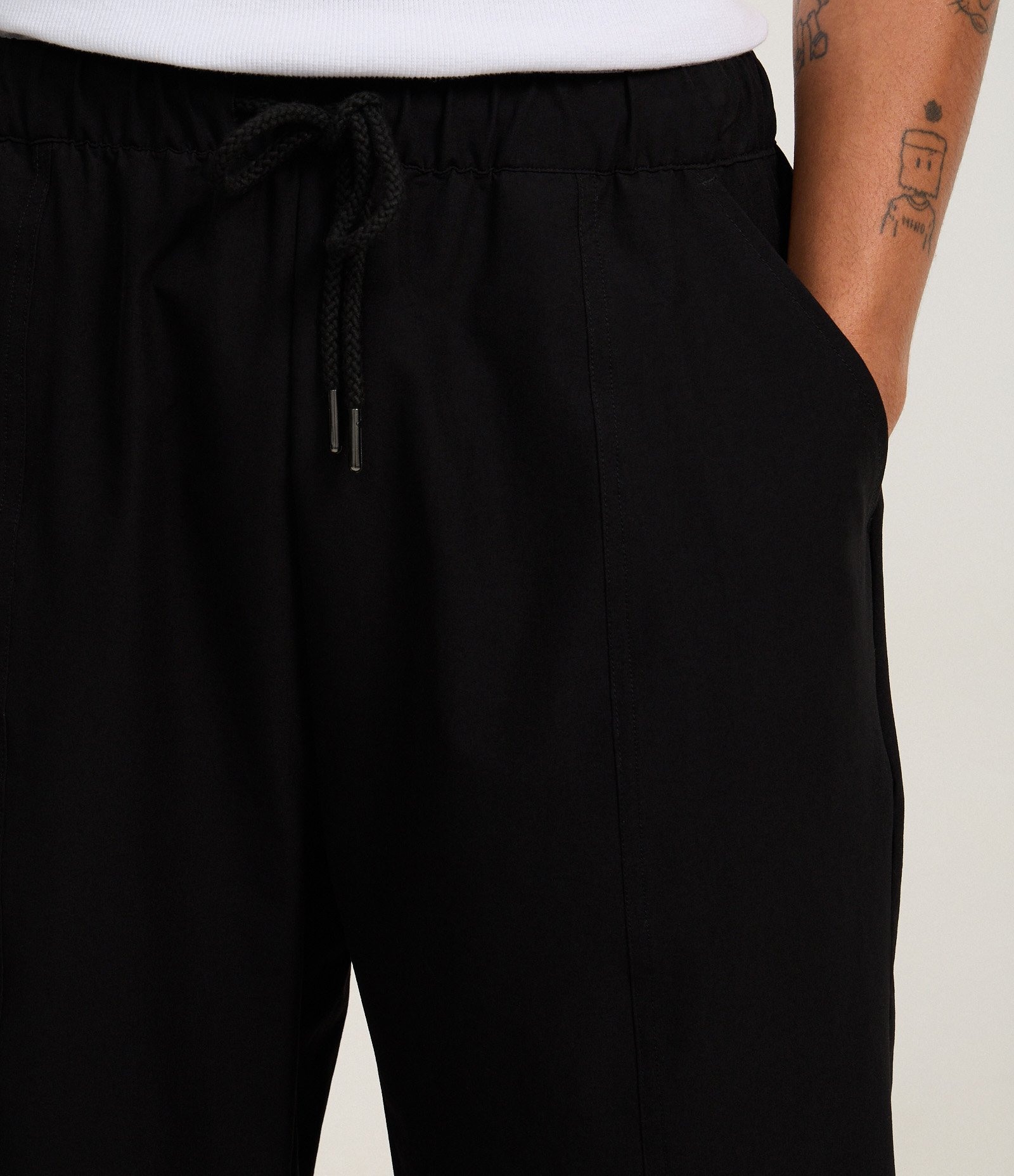 Bermuda Baggy em Poliamida com Bolsos Preto 3