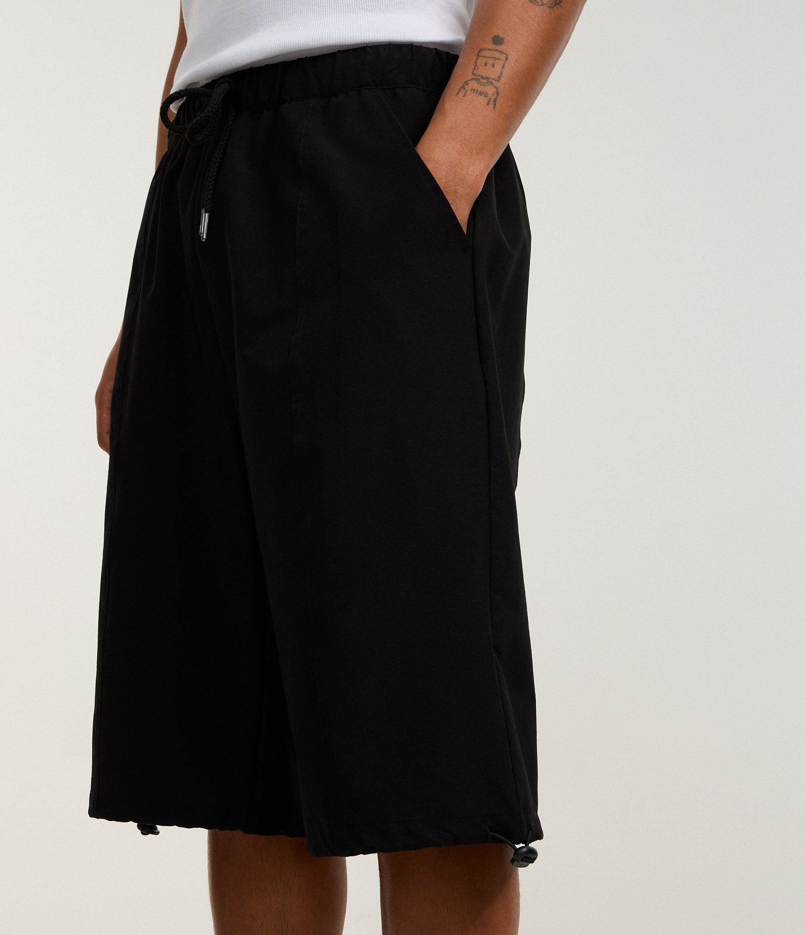 Bermuda Baggy em Poliamida com Bolsos Preto 4
