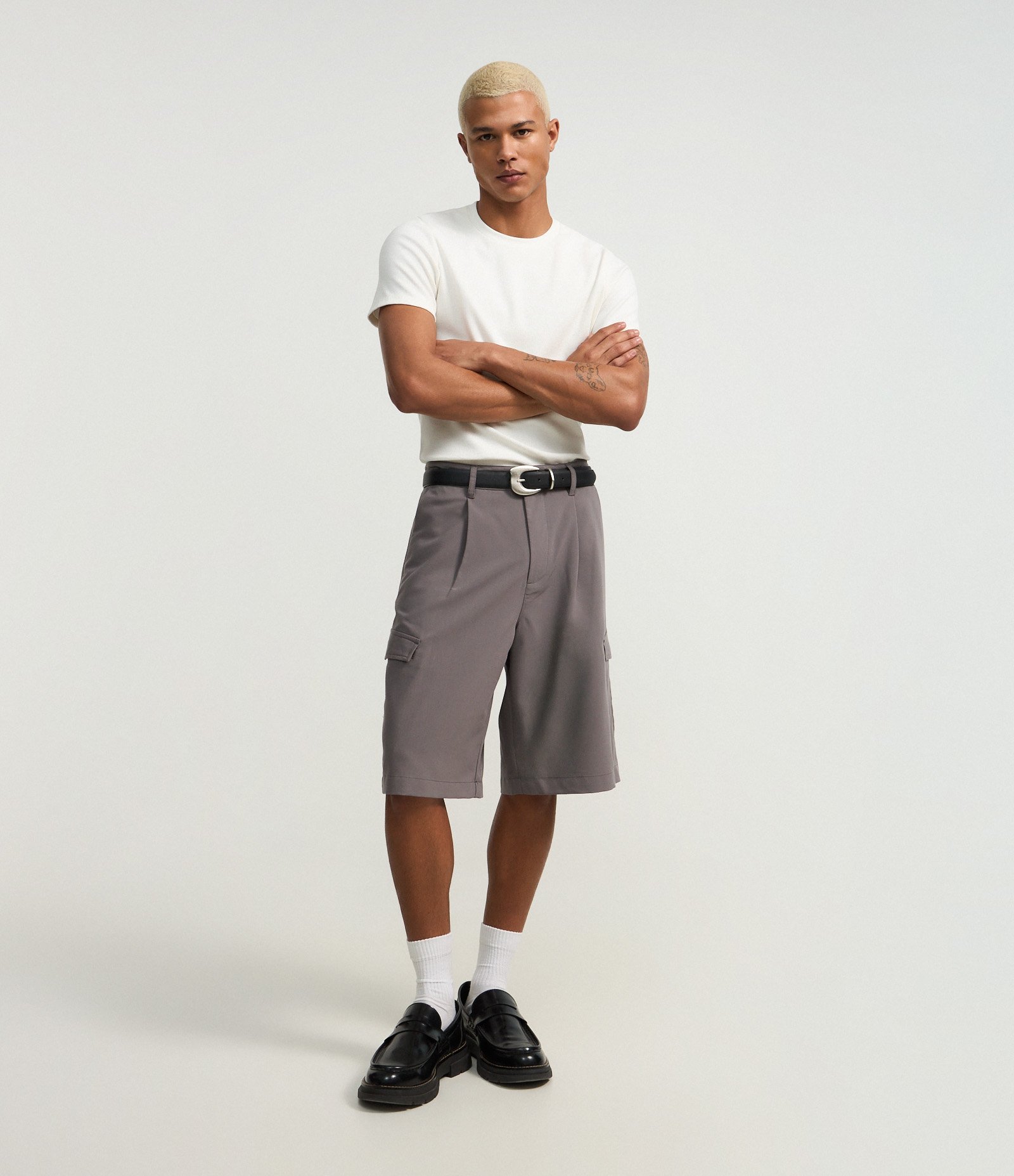 Bermuda Baggy em Viscose Alfaiatada com Bolsos Cinza 1