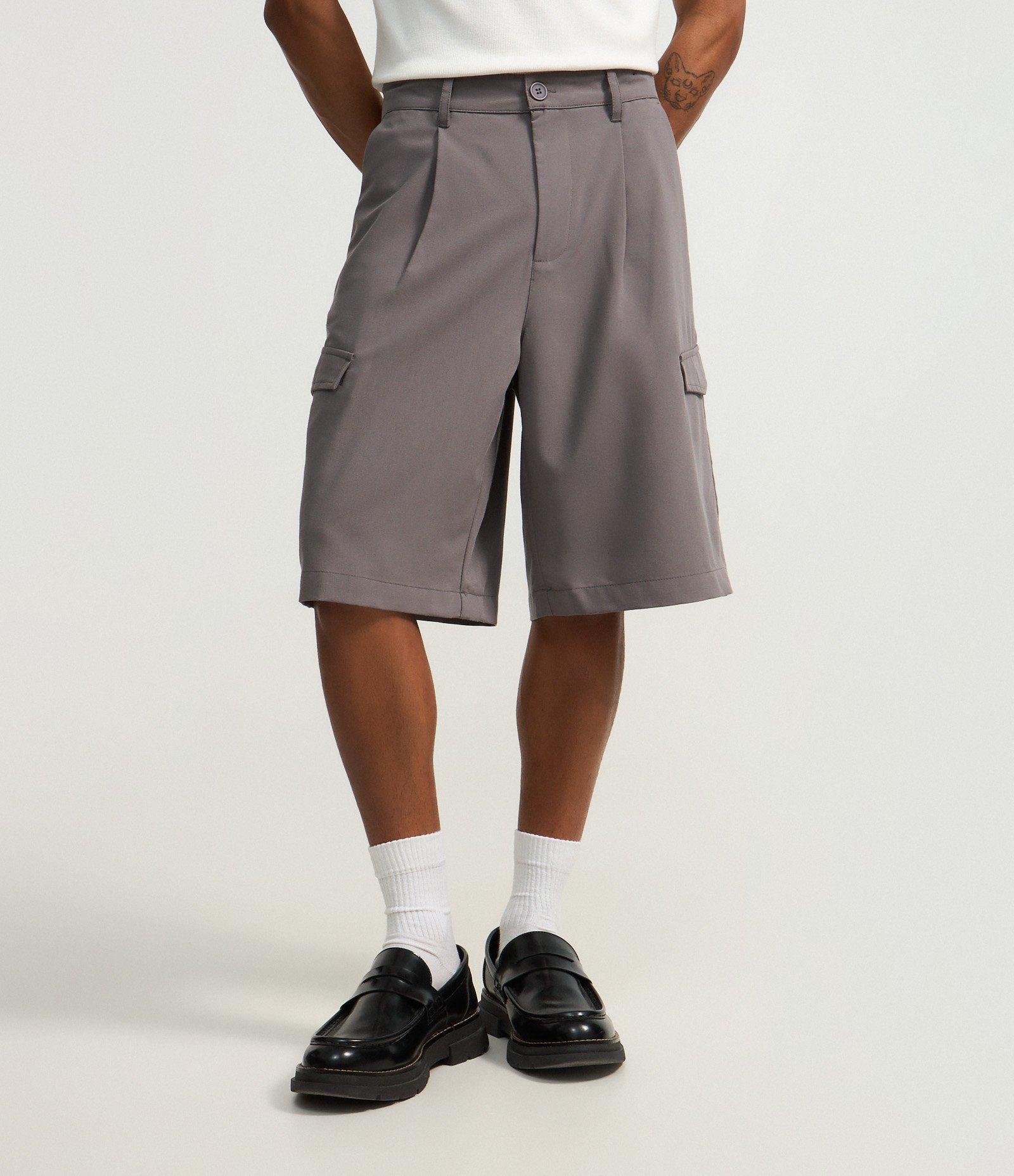 Bermuda Baggy em Viscose Alfaiatada com Bolsos Cinza 2